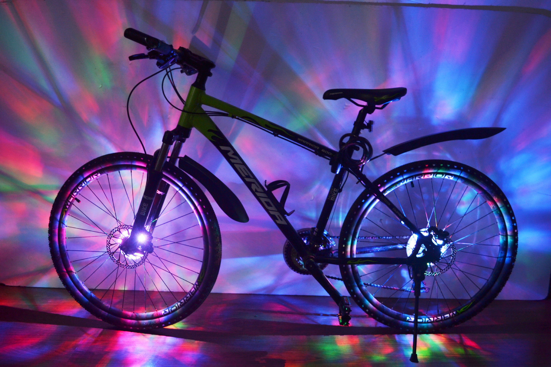 廠(chǎng)家銷(xiāo)售亞馬遜/速賣(mài)通新品7色18變充電成人車(chē)自行車(chē)花鼓燈D600RA